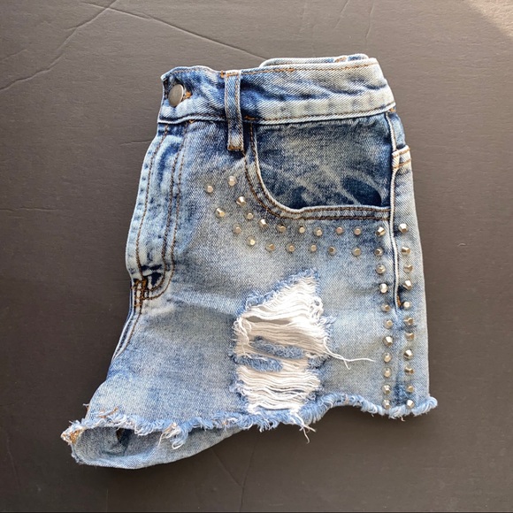 🛑 SOLD Forever 21 studded denim cut-off shorts - Picture 5 of 9